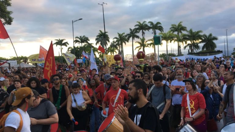 Brasileiros foram às ruas contra o golpismo