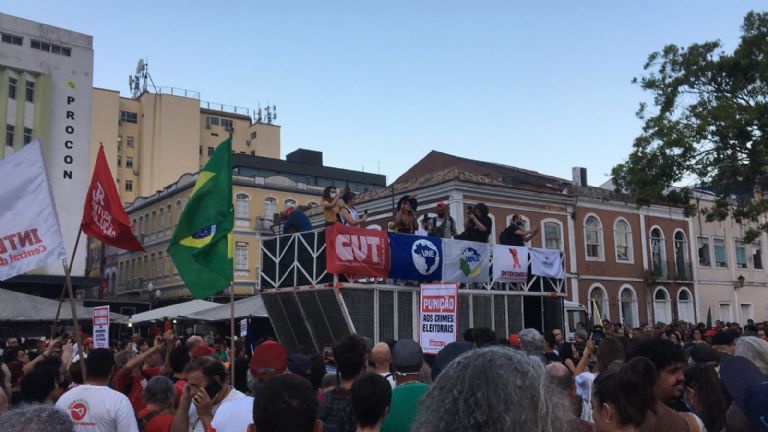 Brasileiros foram às ruas contra o golpismo