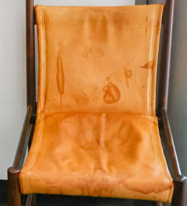 Cadeira com estofado manchado