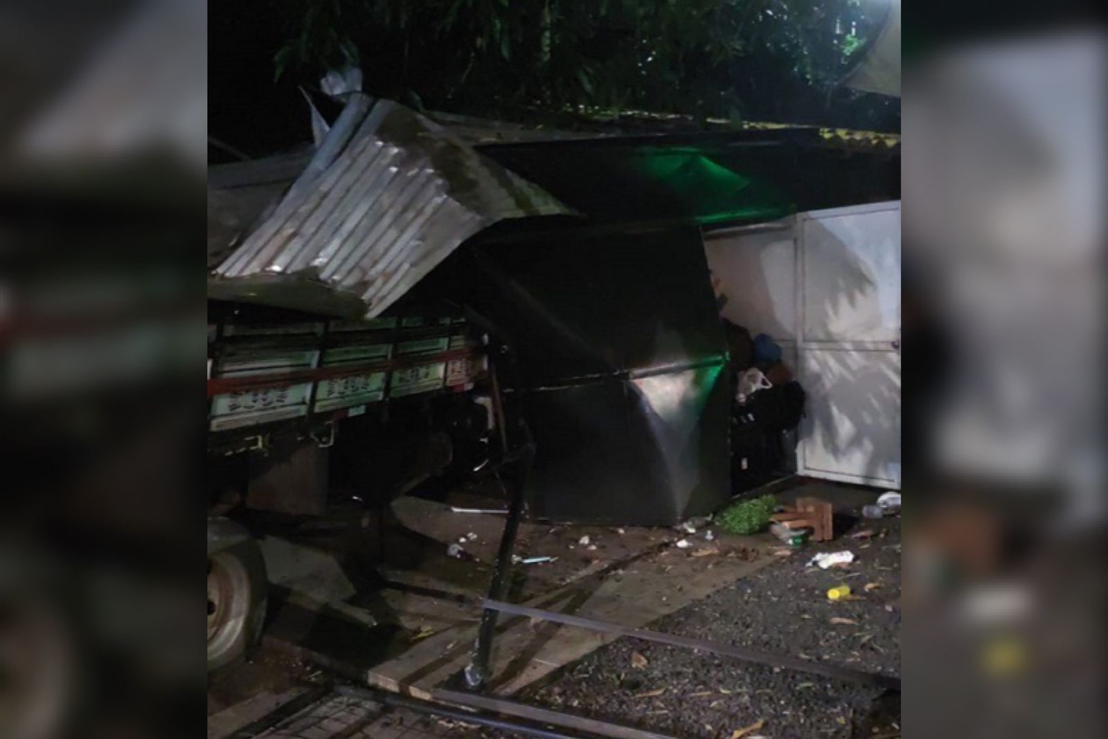 Vídeo: caminhão desgovernado invade bar na Avenida Marechal Castelo Branco