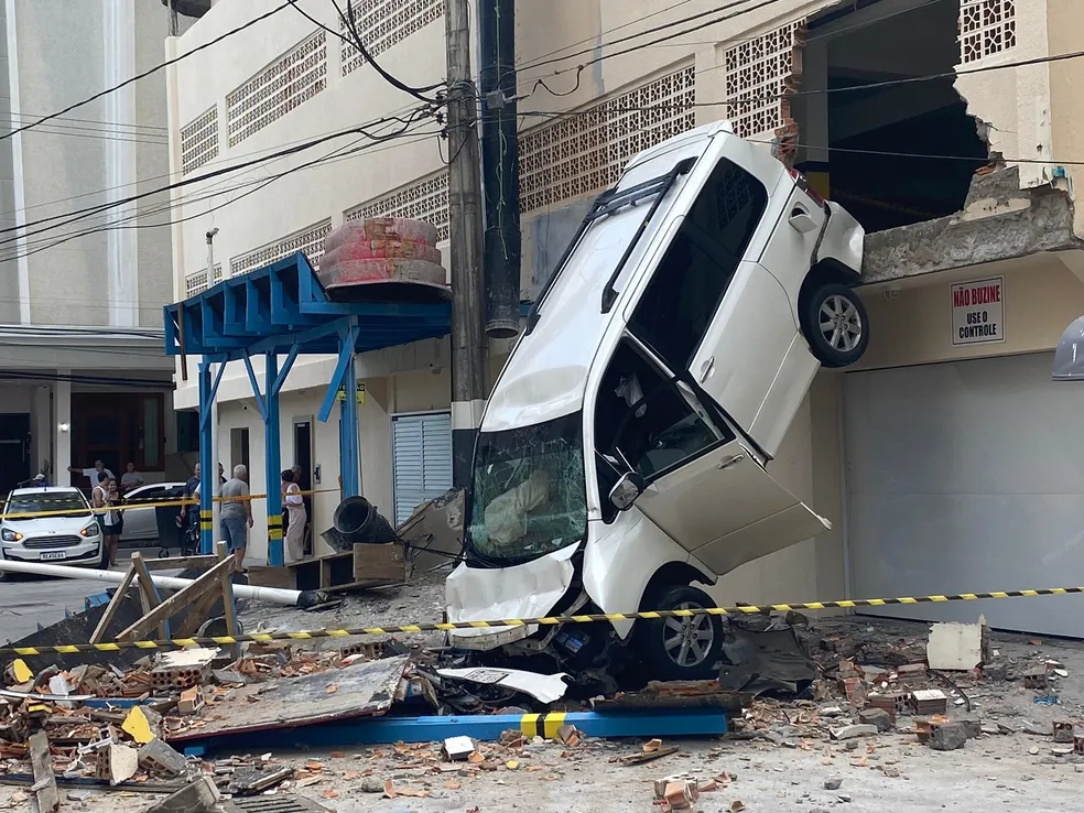 Vídeo: Carro atravessa parede de garagem, cai de prédio e mulher fica ferida