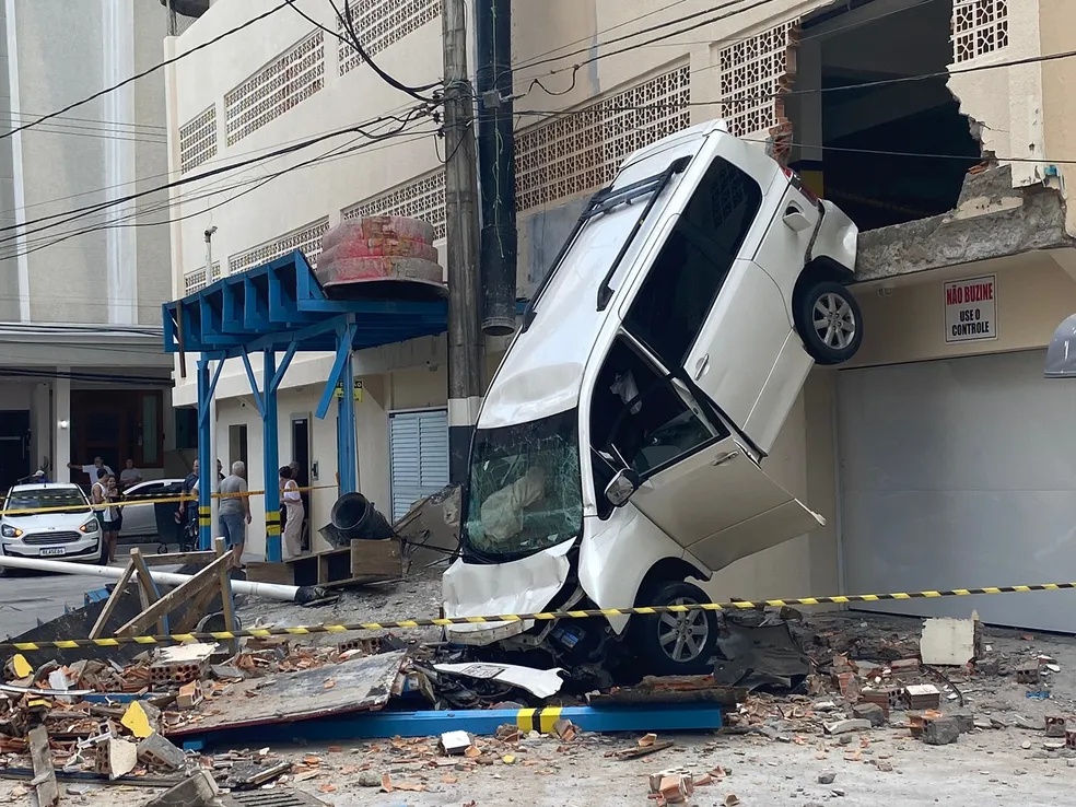 Carro atravessa garagem de prédio e cai na rua em Balneário Camboriú