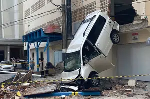 Carro atravessa garagem de prédio e cai na rua em Balneário Camboriú(Felipe Sales/NSC TV)