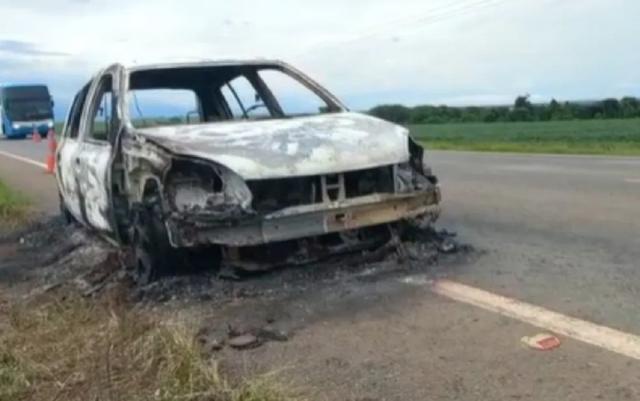 Carro carbonizado em que quatro corpos foram encontrados, em Cristalina, Goiás