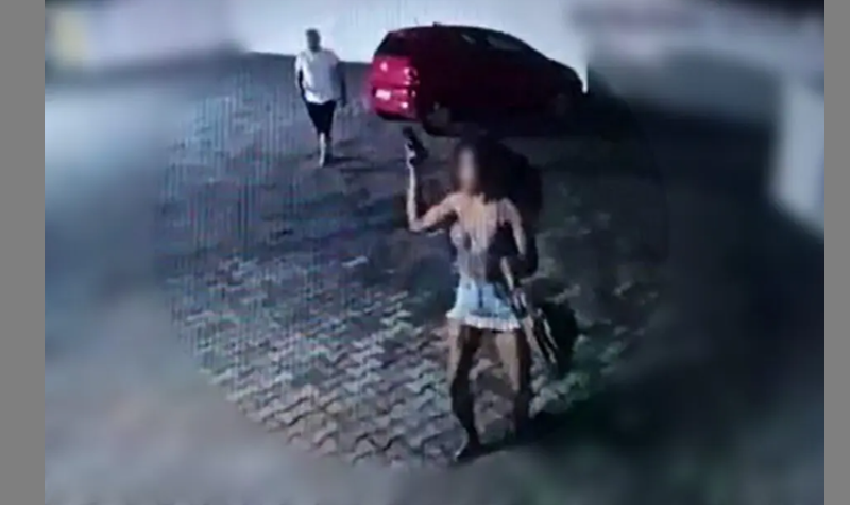 Vídeo: Travesti dá voadora e leva arma de PM durante briga em motel de Curitiba