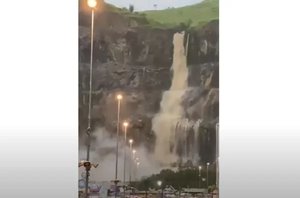 Chuva causa “cachoeira” e desabamento de pedras em shopping(Reprodução)