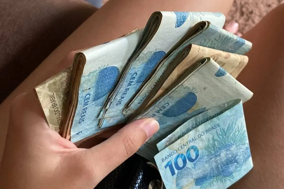 Faxineira joga R$ 25 mil no lixo, e dono promove busca em aterro