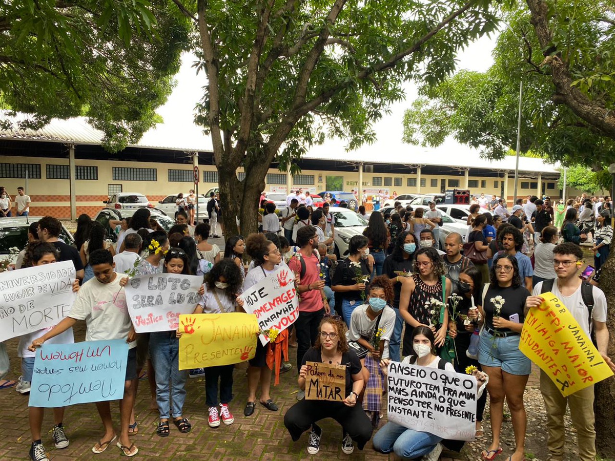 Estudantes da UFPI fazem vigília e protesto contra morte de Janaína Bezerra