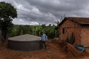 Famílias pobres pagaram para receber cisternas no governo Bolsonaro(Adriano Vizoni/Folhapress)