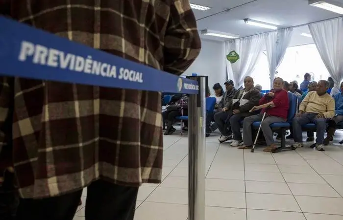 Fila de espera por benefícios do INSS volta a aumentar neste ano