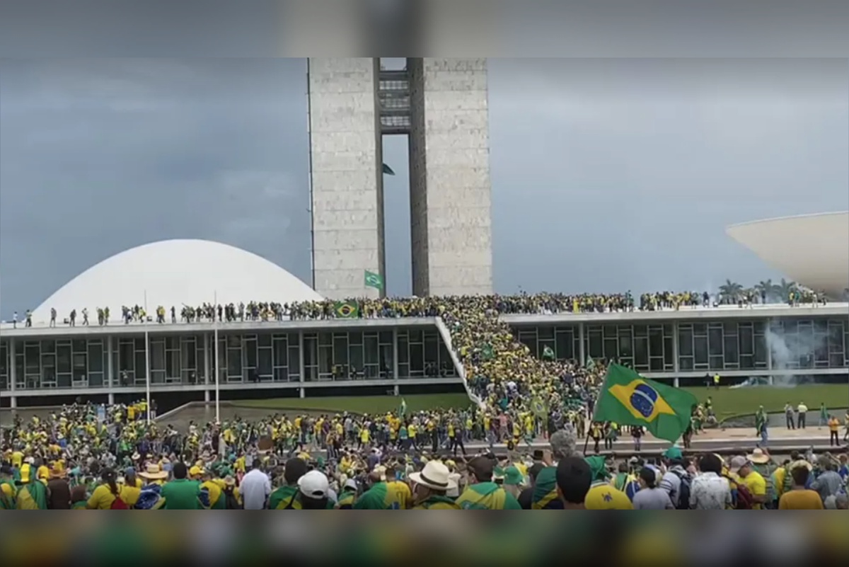 Golpistas invadem Congresso Nacional e Palácio do Planalto