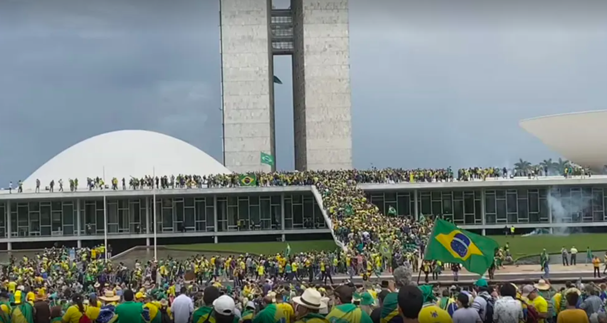 Golpistas invadem Congresso Nacional e Palácio do Planalto