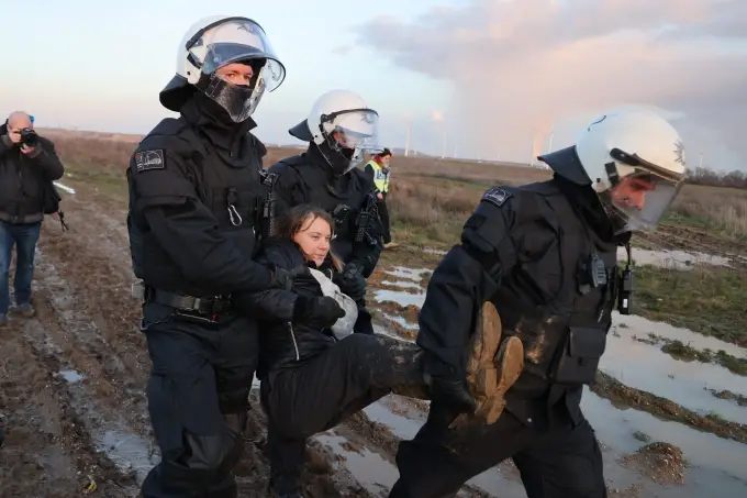 Greta sendo levada por policiais