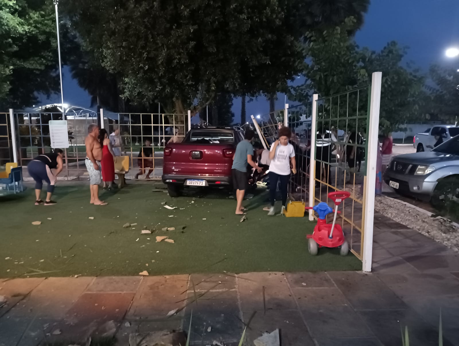 Criança morre atropelada após carro invadir playground de condomínio em Timon