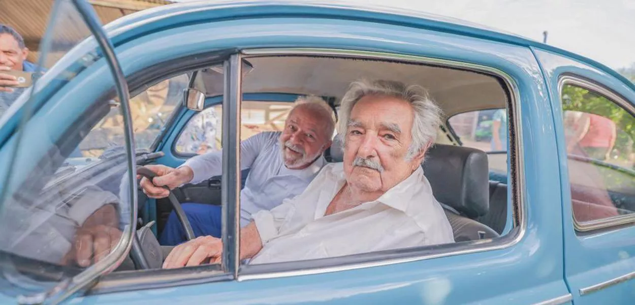 Lula passeia de Fusca com Pepe Mujica no Uruguai