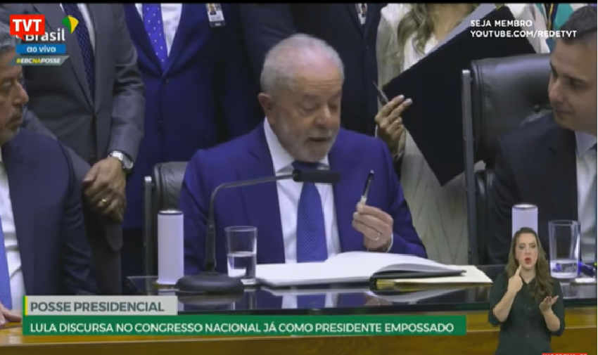 Lula assina Termo de Posse com caneta presenteada por piauiense