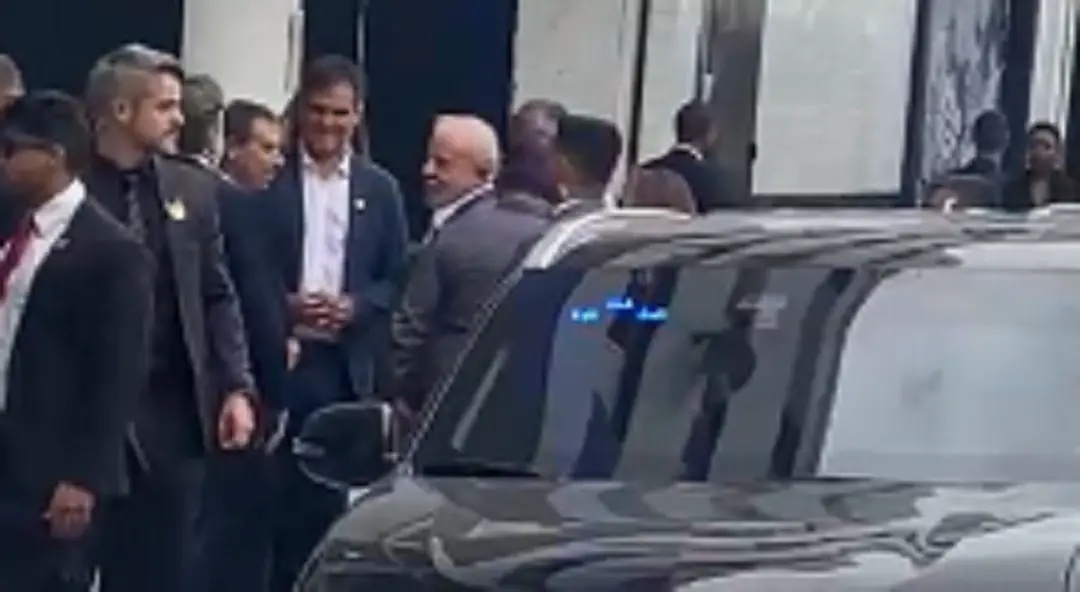 Lula na chegada à Vila Belmiro para o velório de Pelé