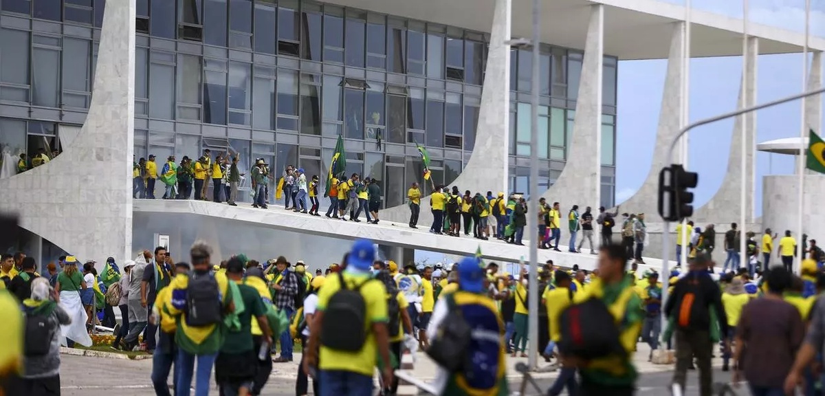 Manifestantes invadem Congresso, STF e Palácio do Planalto