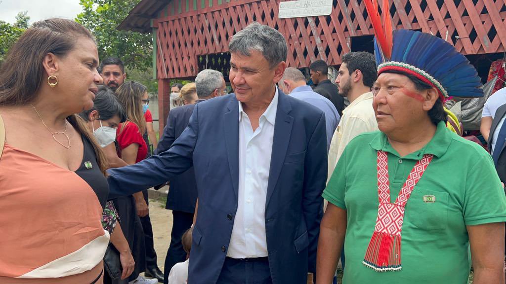 Ministro Wellington Dias conversando com representantes dos povos indígenas em Roraima