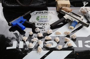 Motorista da empresa Barroso e passageiro são presos com metralhadoras e drogas em Teresina(Alef Leão/GP1)