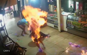 Vídeo: mulher toma banho de álcool e é incendiada durante briga em bar