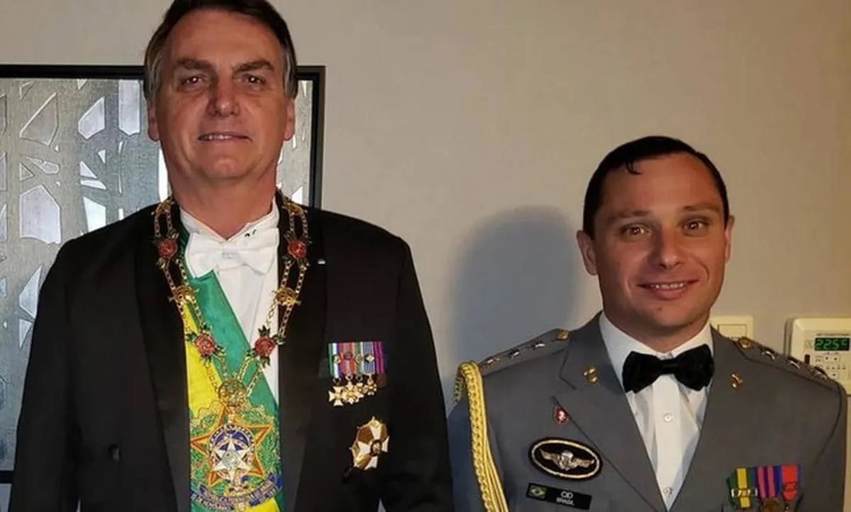 O ex-presidente Jair Bolsonaro (PL) e o tenente-coronel Mauro César Cid