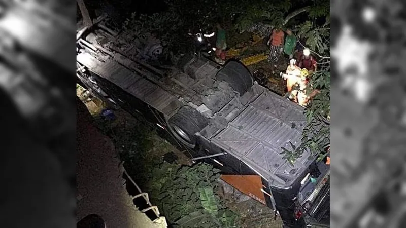 Ônibus com time de futebol cai de ponte e deixa quatro mortos em MG