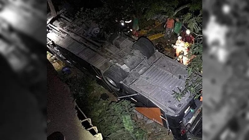 Ônibus com time de futebol cai de ponte e deixa pelo menos quatro mortos em MG