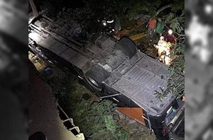 Ônibus com time de futebol cai de ponte e deixa pelo menos quatro mortos em MG(Reprodução/O Vigilante Online)