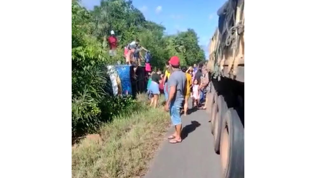 Ônibus da Barroso com diversos passageiros tomba entre Campo Maior e Altos