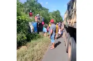 Ônibus da Barroso com diversos passageiros tomba entre Campo Maior e Altos(Reprodução/WhatsApp)
