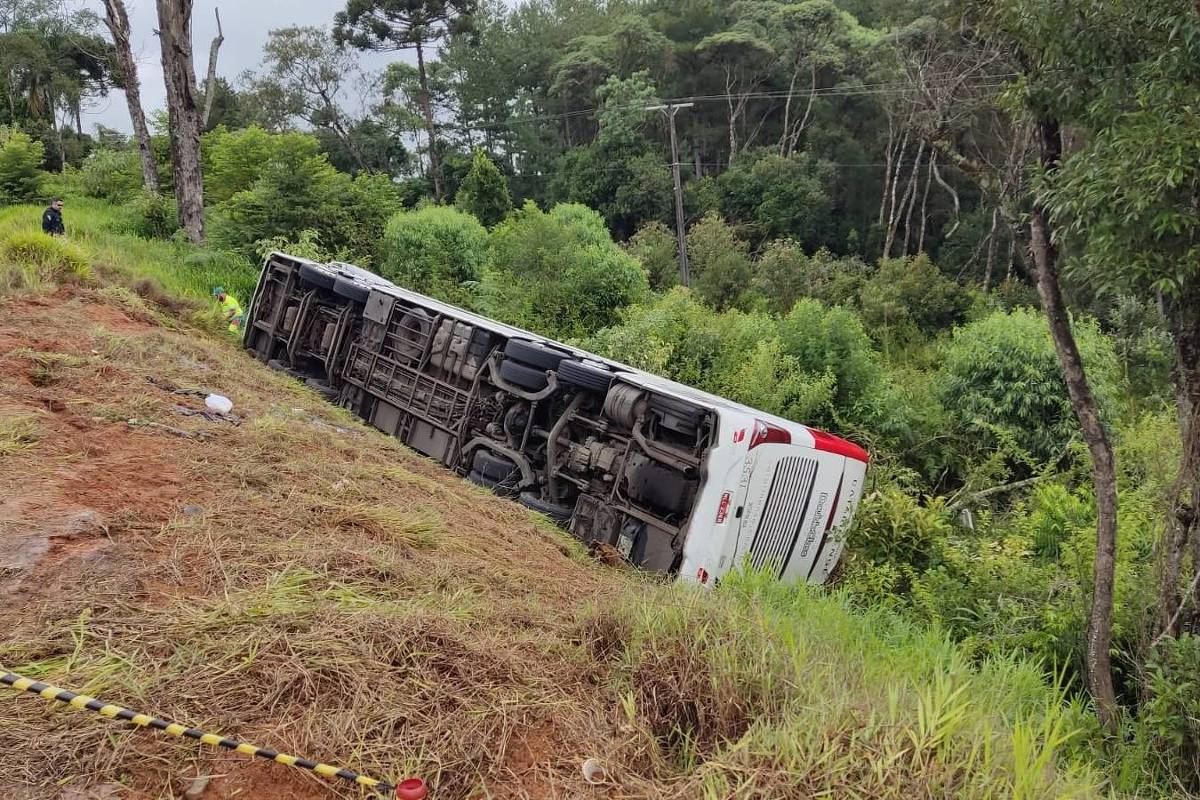 Ônibus com turistas estrangeiros tomba e deixa 7 mortos e 22 feridos no PR