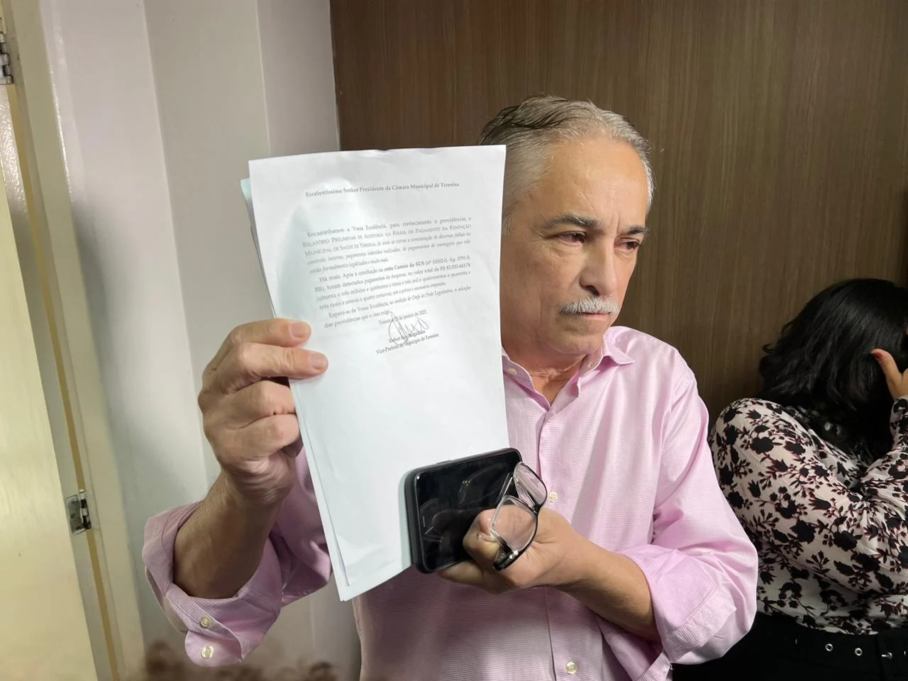 Robert Rios entrega relatório com denúncias de pagamentos indevidos na FMS