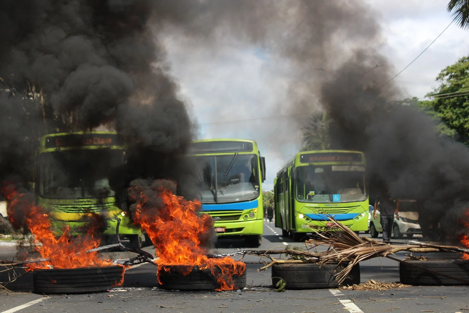 Vídeo: Motoristas e cobradores fazem protesto contra ameaça de demissão em Teresina