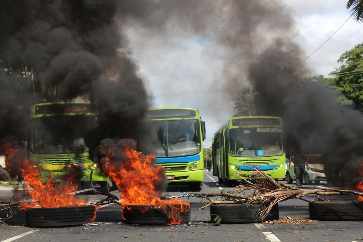 Trabalhadores do transporte público queimam pneus e interditam avenida Marechal Castelo Branco