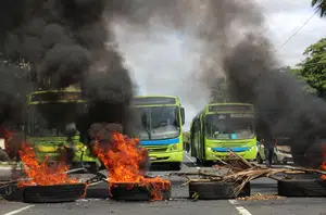 Trabalhadores do transporte público queimam pneus e interditam avenida Marechal Castelo Branco(Raíssa Morais)