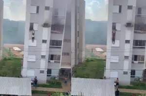 Avós que pularam de prédio após neta atear fogo em sofá haviam proibido menina de usar celular(Reprodução)