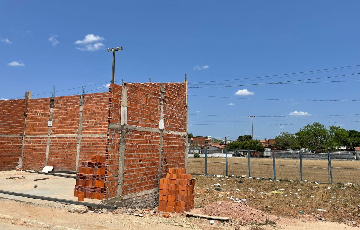 Construções irregulares tomam campo de futebol do bairro São João, em Teresina