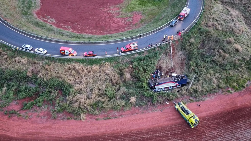 Ônibus que saiu do Piauí cai de ribanceira e deixa duas pessoas mortas em MG