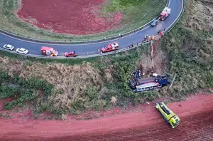Duas pessoas morrem após ônibus que saiu do Piauí cair em ribanceira no interior de MG(Reprodução)