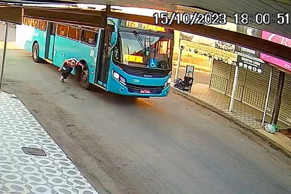 Homem corre para pegar ônibus, é atropelado e morre