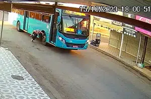 Homem corre para pegar ônibus, é atropelado e morre(Reprodução)