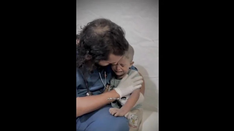Médico abraça menino na Palestina
