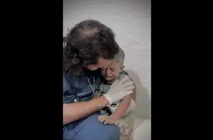 Médico abraça menino na Palestina(Reprodução)