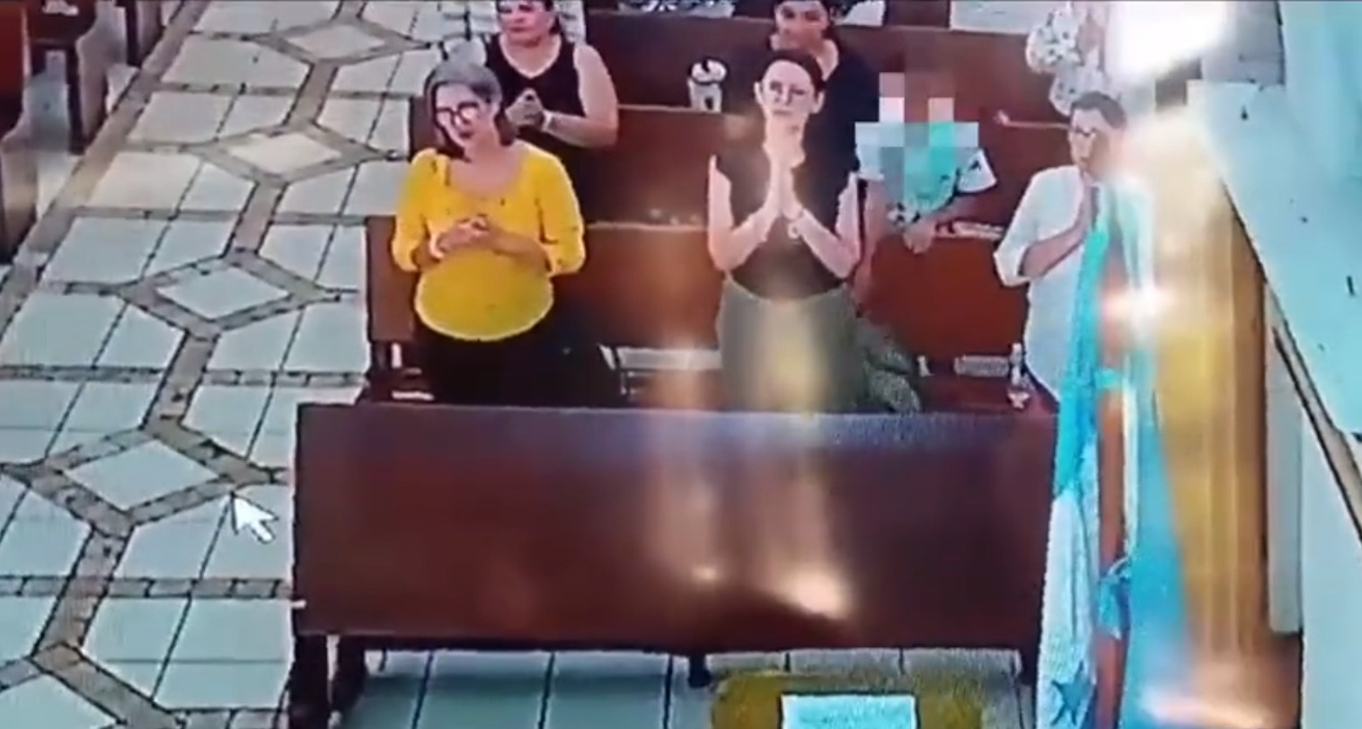 VÍDEO: Mãe e filha roubam carteira de fiel durante missa em igreja