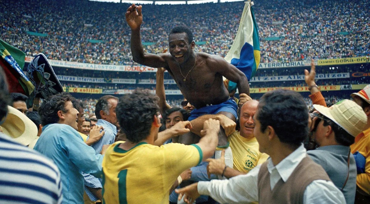 Pelé celebra a conquista da Copa do Mundo de 1970