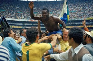 Pelé celebra a conquista da Copa do Mundo de 1970(Alessandro Sabattini/Getty Images)