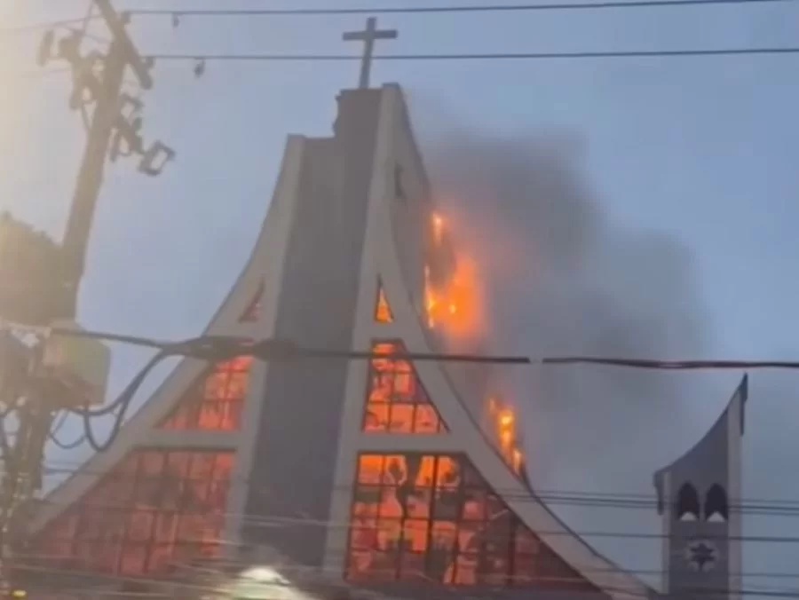 Raio cai em igreja, que é destruída por incêndio em SP