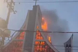 Raio cai em igreja, que é destruída por incêndio em SP(Reprodução)