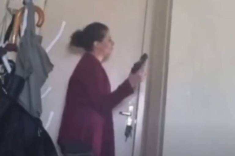 VÍDEO: Delegada desiste de ir ao trabalho, se tranca em apartamento e atira em policiais